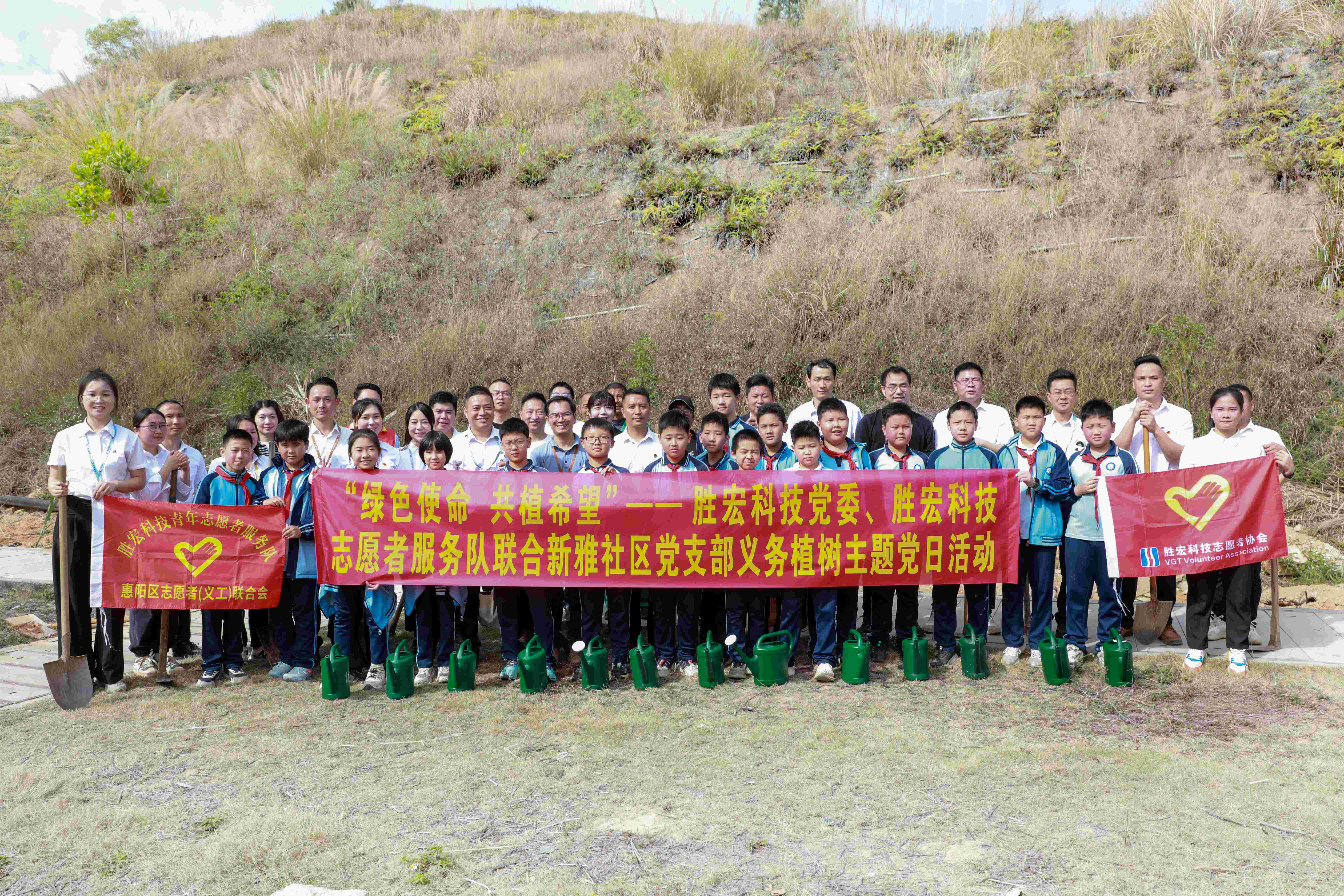 “绿色使命，共植希望”|ks凯时官网科技党委、志愿者服务队联合新雅社区开展义务植树活动